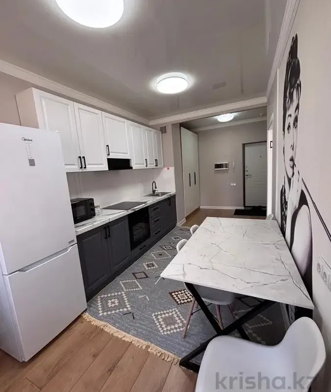Loftas parke su baseinu