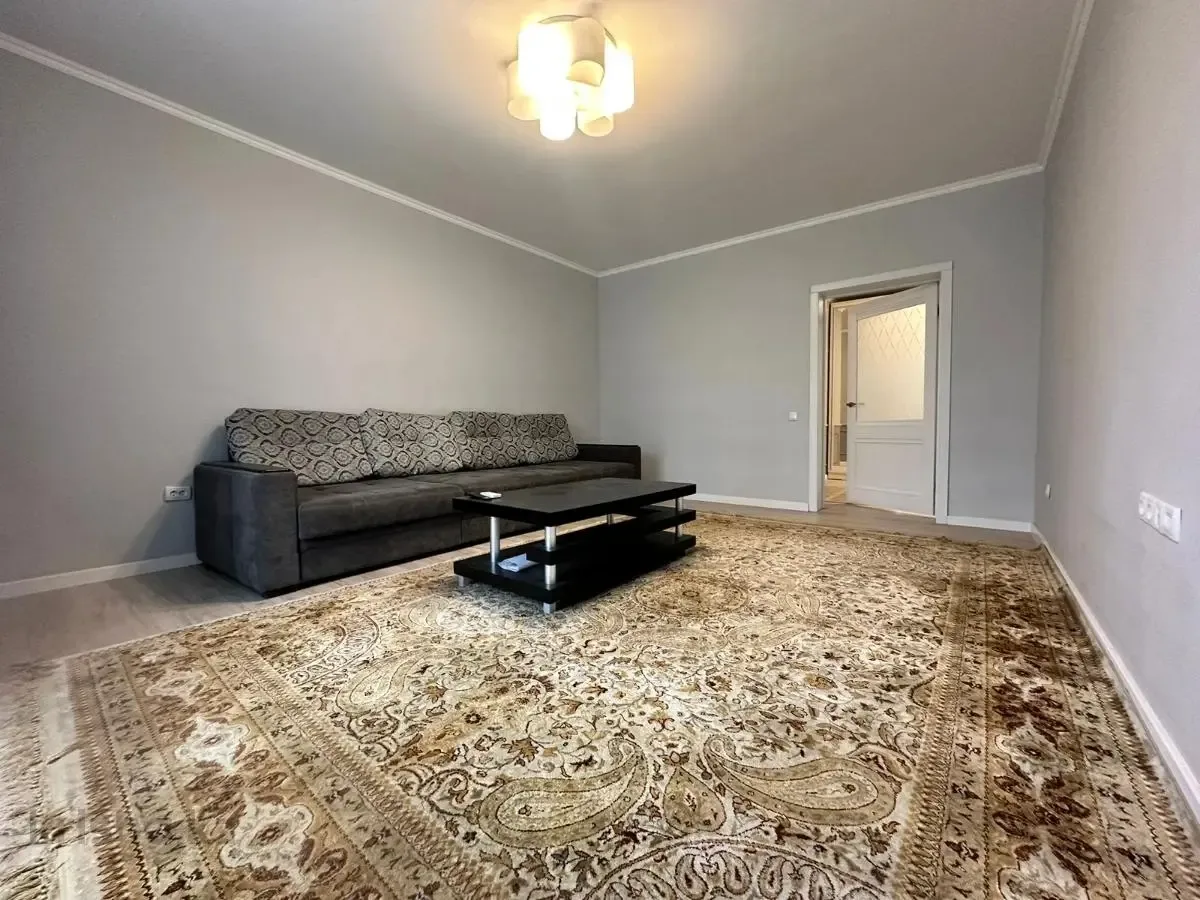 Dviejų aukštų butas centre su baseinu – 1 nuotrauka iš 8