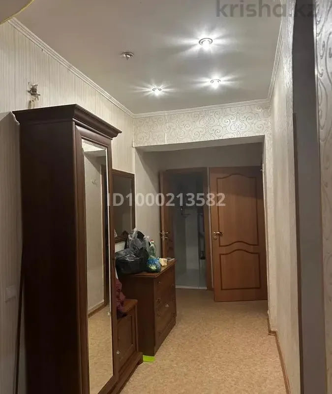 Butas prie upės su balkonu