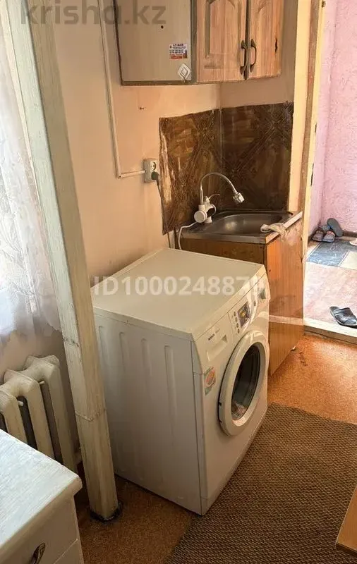 Butas prie upės su balkonu