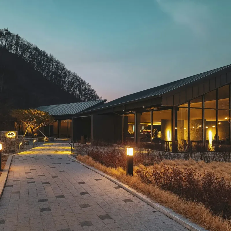 Erdvus kambarys su balkonu — Pjauliai – 3 nuotrauka iš 4
