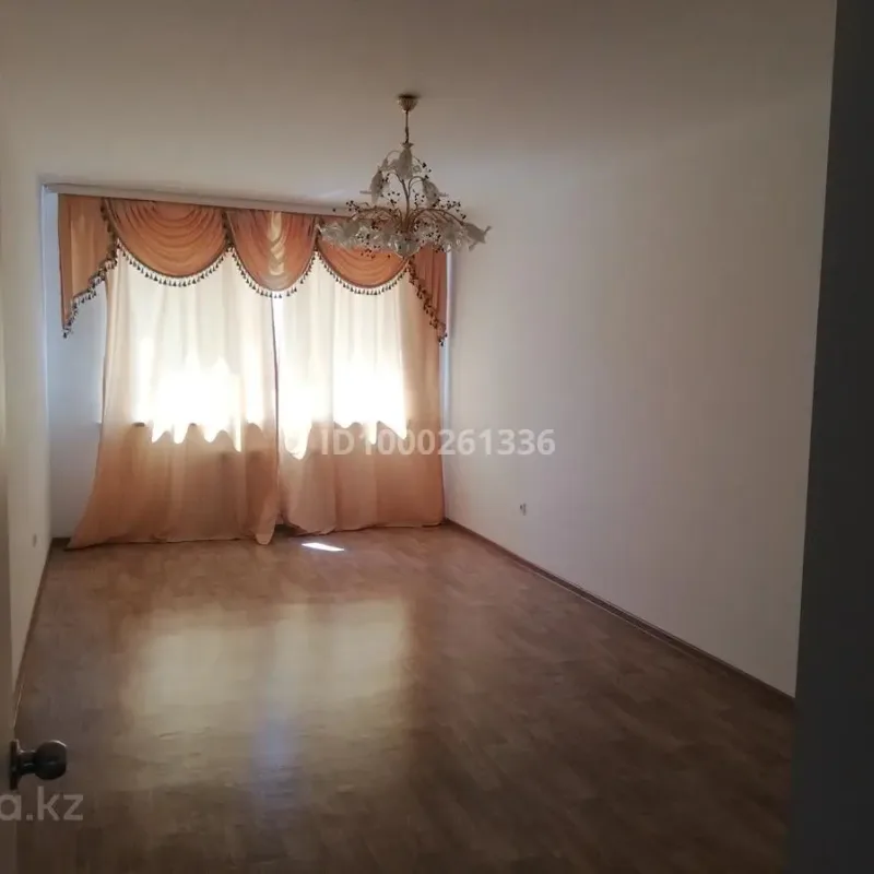 Loftas centre su kaminu